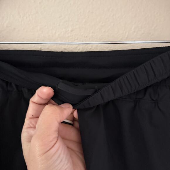 Lululemon Tracker Short V in black - Picture 6 of 8